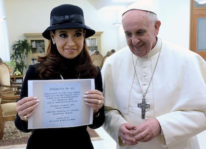 La presidenta argentina Cristina Fernández muestra un documento que le ha entregado el papa Francisco, en la Ciudad del Vaticano el 18 de marzo de 2013.