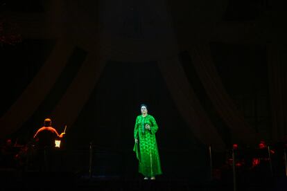Un momento del concierto protagonizado por el holograma de la famosa Umm Kulthum.
