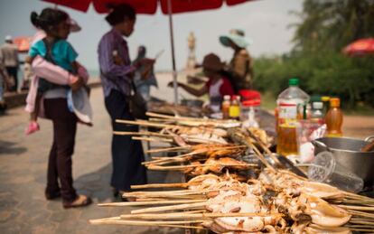 Barbacoas en los puestos de comida del mercado de Kep, al sur de Camboya.