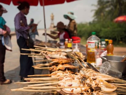 Barbacoas en los puestos de comida del mercado de Kep, al sur de Camboya.