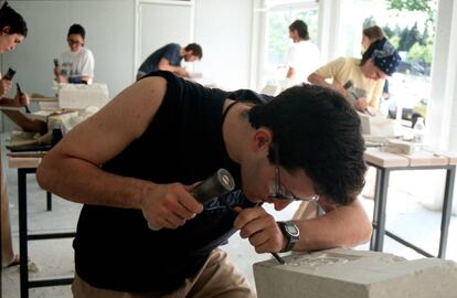 Alumnos en el pabellón de Cantería en la Escuela de Arquitectura de Madrid, en 2003. 