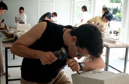 Alumnos en el pabellón de Cantería en la Escuela de Arquitectura de Madrid, en 2003.