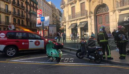 Los Bomberos accediendo a la estación de Metro.