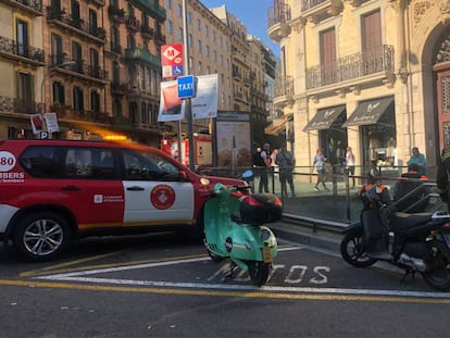 Los Bomberos accediendo a la estación de Metro.