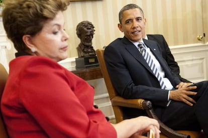 El presidente estadounidense Barack Obama (Dcha.) conversa con su hom&oacute;loga brasile&ntilde;a Dilma Rousseff en el Despacho Oval. 