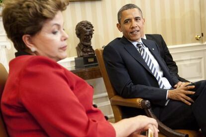 El presidente estadounidense Barack Obama (Dcha.) conversa con su homóloga brasileña Dilma Rousseff en el Despacho Oval.