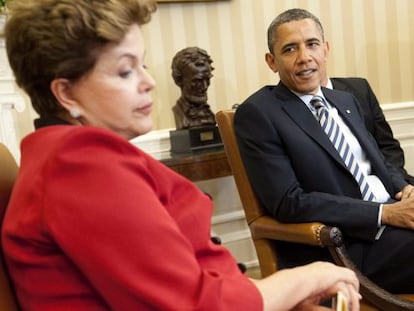 El presidente estadounidense Barack Obama (Dcha.) conversa con su hom&oacute;loga brasile&ntilde;a Dilma Rousseff en el Despacho Oval. 