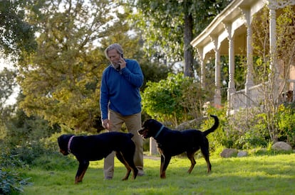 Jeff Bridges como Dan Chase en 'The Old Man', con los perros que le acompañan en la serie.