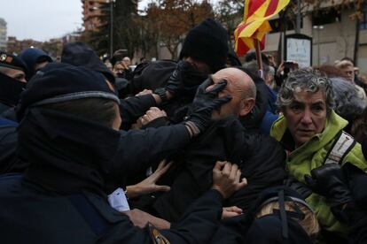 Agentes de los Mossos d'Esquadra se enfrentan a un grupo de manifestantes en el exterior del Museo de Lleida.