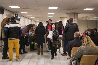 Colas en la Delegación del Ministerio de Justicia para obtener el certificado de antecedentes penales.