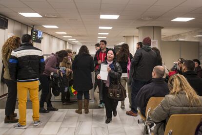 Colas en la Delegaci&oacute;n del Ministerio de Justicia para obtener el certificado de antecedentes penales.