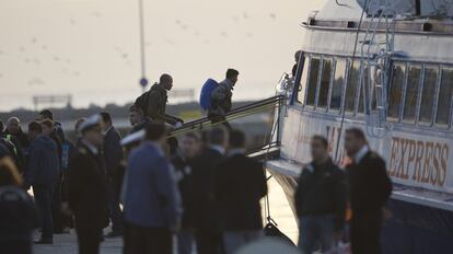 Migrantes montan en un ferry en Mytilini, Lesbos, camino de Turquía.