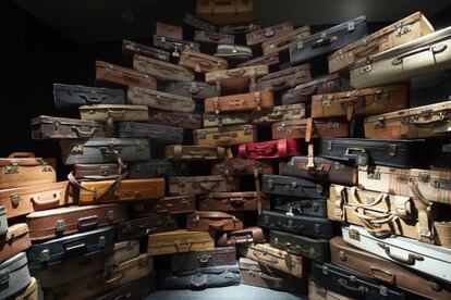 La pieza Acumulation, en la que reutiliza maletas de Memoria artística, de Chema Alvargonzález.