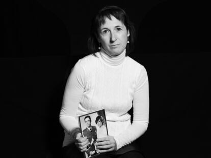 Lourdes Rodao con la foto del día en el que contrajo matrimonio con Luis Conde.