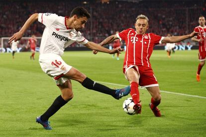 Jesús Navas, del Sevilla, chuta la pelota.