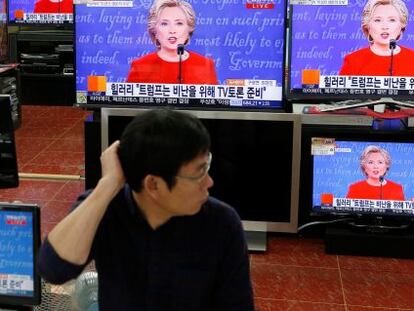 Un dependiente ve el debate en Seúl, Corea del Sur.