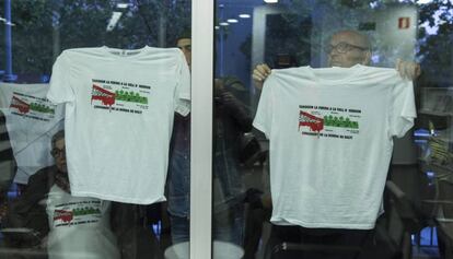 Vecinos de Horta protestan contra la alcaldessa de Barcelona Ada Colau.