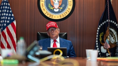 En esta foto facilitada por la Casa Blanca, el presidente estadounidense, Donald Trump, sigue desde la Sala de Crisis el bombardeo sobre Irán.