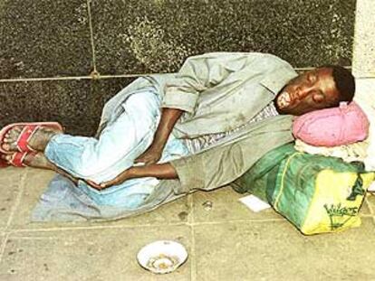 Un joven enfermo de sida yace en el suelo en el centro de Harare, capital de Zimbabue.
