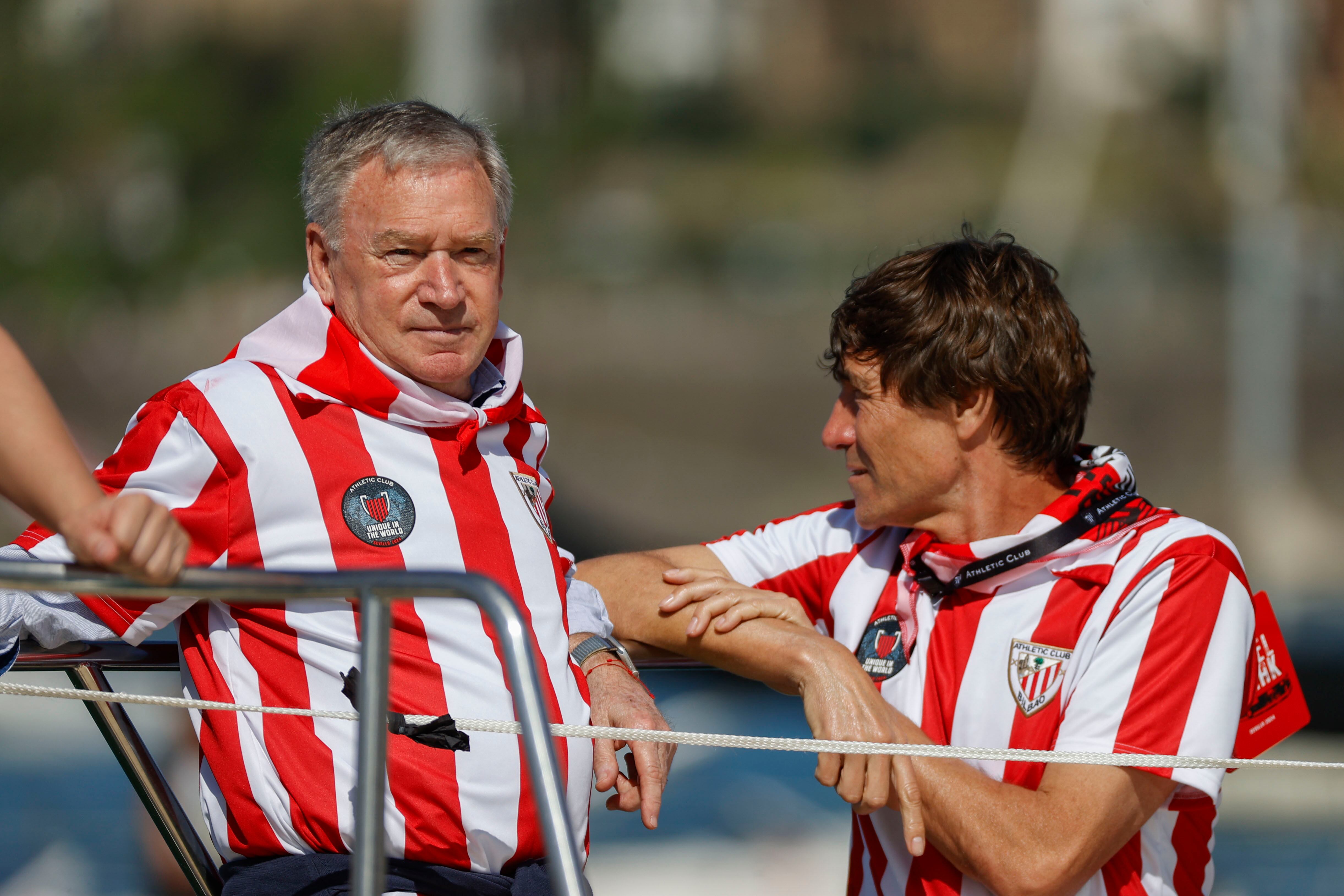 Los exfutbolistas Javier Clemente (a la izquierda) y Julio Salinas (a la derecha) esperan el paso de la gabarra del Athletic.