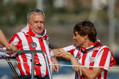 Los exfutbolistas Javier Clemente (a la izquierda) y Julio Salinas (a la derecha) esperan el paso de la gabarra del Athletic.