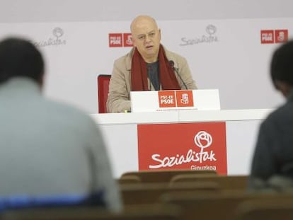 El diputado socialista Odón Elorza comparece en la sede del PSE en San Sebastián.