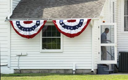 Obama sale del interior de museo Wolcott House, en Maumee, Ohio, para dar uno de sus primeros mítines.