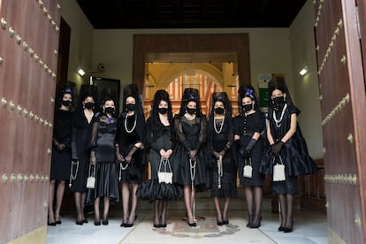 Modelos vestidas de mantilla con creaciones de seis diseñadores andaluces a las puertas de la Casa de la Provincia en Sevilla.