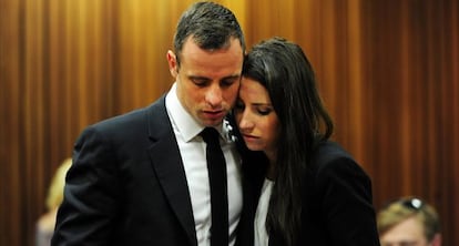 Oscar Pistorius abraza a su hermana Aimee en el Tribunal en Pretoria.