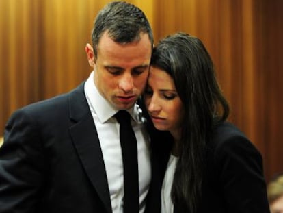 Oscar Pistorius abraza a su hermana Aimee en el Tribunal en Pretoria.