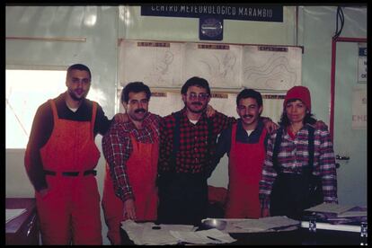 Los meteorólogos Manuel Bañon (centro) y Pilar Sanjurjo (derecha), en la base antártica Marambio, de Argentina, en enero de 1988.