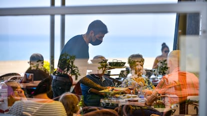 Un camarero, en un restaurante en Playa de Aro (Girona)