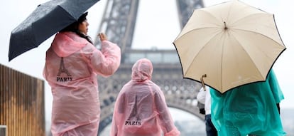Turistas frente a la Torre Eiffel en París (Francia).