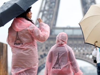 Turistas frente a la Torre Eiffel en Par&iacute;s (Francia).