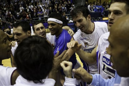 De izquierda a derecha, los jugadores del Obradoiro Hopkins, Feliu, Bulfoni, Washington, Junyent, Kendall y Ruffin celebran la victoria.