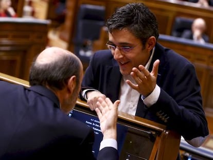 Alfredo Pérez Rubalcaba charla con Eduardo Madina, en la segunda jornada del debate sobre el Estado de la Nación en el Congreso de los Diputados.