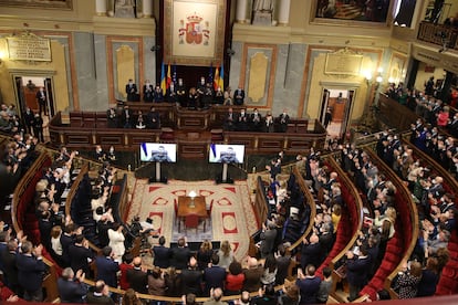 El presidente de Ucrania, Volodímir Zelenski, interviene telemáticamente en el hemiciclo del Congreso de los Diputados, el 5 de abril.