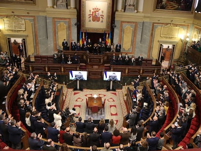 El presidente de Ucrania, Volodímir Zelenski, interviene telemáticamente en el hemiciclo del Congreso de los Diputados, el 5 de abril.