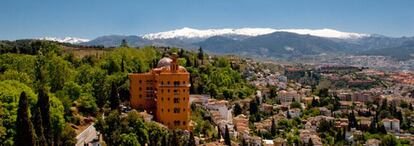 Exterior del hotel Alhambra Palace, en Granada. Al fondo, Sierra Nevada.