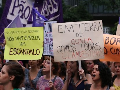 Manifestantes em defesa dos direitos das mulheres em protesto nesta quinta-feira o presidente da C&acirc;mara, Eduardo Cunha, na Avenida Paulista, em S&atilde;o Paulo.