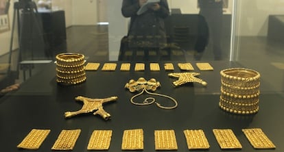 Piezas del Tesoro del Carambolo en el Museo Arqueol&oacute;gico de Sevilla.