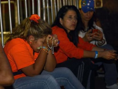 Seguidores de Capriles lamentan la derrota.
