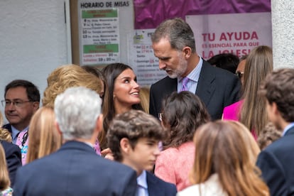 Los reyes Felipe y Letizia charlan con familiares y con otros alumnos y padres a la salida de la confirmación de la infanta Sofía. 