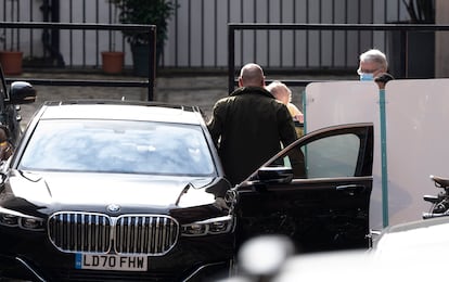 Felipe de Edimburgo abandonando el hospital King Edward VII hospital de Londres, esta mañana. 