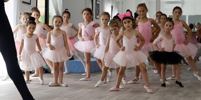 Una profesora de danza rusa instruye a las niñas en el centro cultural ruso-libanés de la ciudad de Aley, Beirut (Líbano).