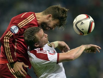 Piqué cabecea ante Kornilenko.