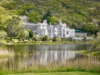 La abadía de Kylemore, una construcción neogótica rodeada de jardines victorianos a orillas del lago de Connemara, al oeste de Irlanda. 
