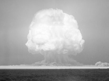 La detonación de 'Trinity' vaporizó la arena del desierto que se fundió con los metales de los cables de comunicaciones y la torre desde la que dejaron caer la bomba.