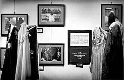 <i>Burkas</i> y fotografías de la muestra que se expone en Ca Revolta.