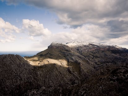 A la novel·la, els mallorquins topen de cara amb l’estupor que la serra de Tramuntana ha desaparegut.